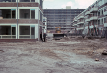 831315 Gezicht op de bouw van enkele flatgebouwen in de wijk Overvecht te Utrecht; op de voorgrond, vermoedelijk de ...